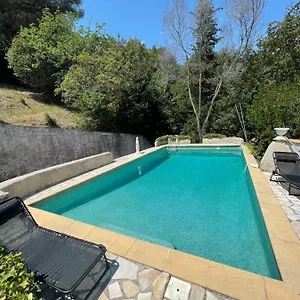 En Bas De Avec Piscine Proche Bord De Appartement